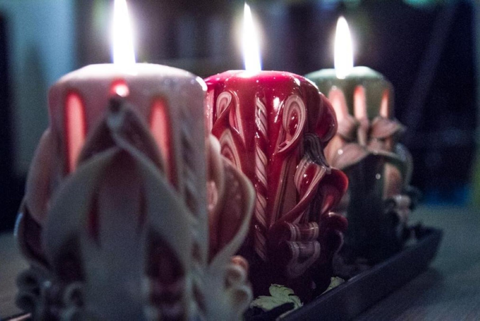 Σκόνη χνούδια και κιτρινίλες στα διακοσμητικά κεριά: Κάντε τα σαν καινούρια γρήγορα και χωρίς κόπο 