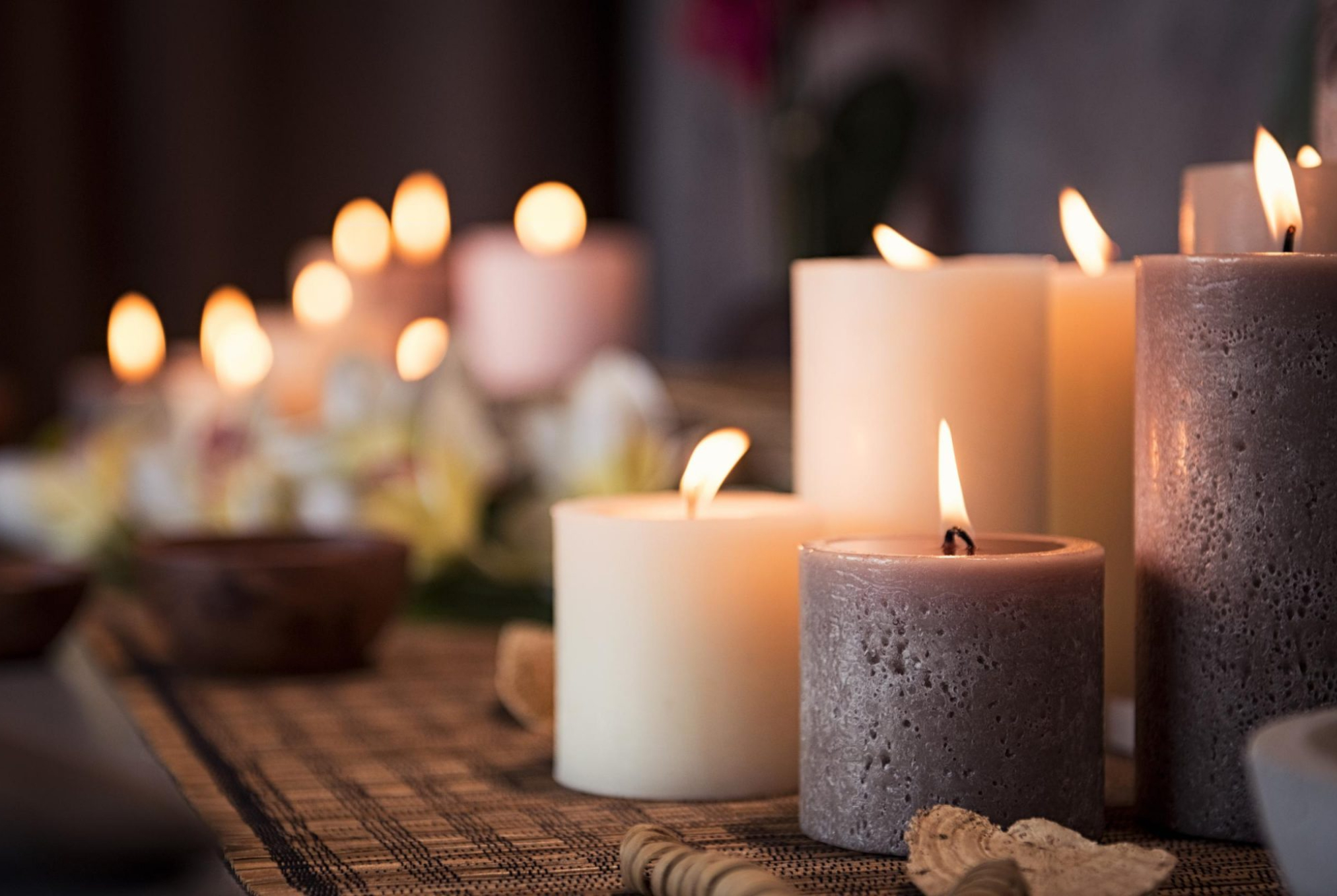 Σκόνη χνούδια και κιτρινίλες στα διακοσμητικά κεριά: Κάντε τα σαν καινούρια γρήγορα και χωρίς κόπο 
