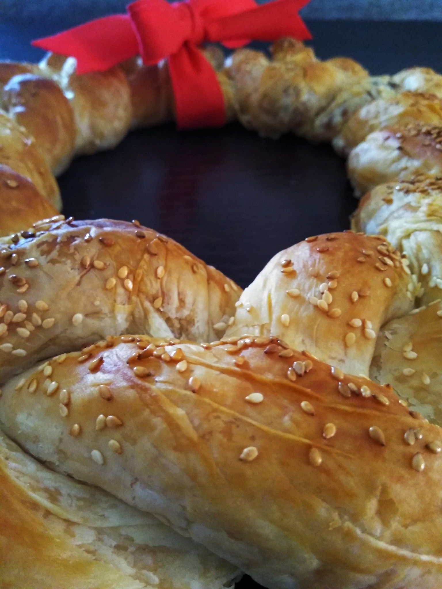 Γιορτινή τυρόπιτα σε σχήμα στεφάνι