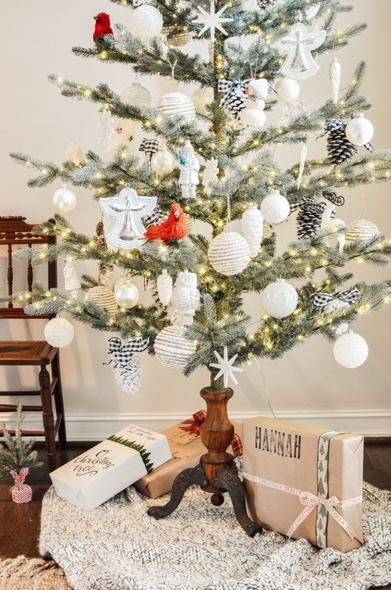 Χριστούγεννα 2023: 15 ιδέες για μοντέρνες ποδιές στα Χριστουγεννιάτικα δέντρα