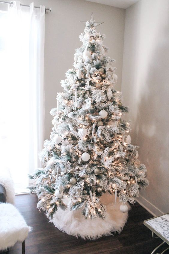 ιδέες-για-μοντέρνες-ποδιές-στο-χριστουγεννιάτικο δέντρο-Χριστούγεννα 2023-