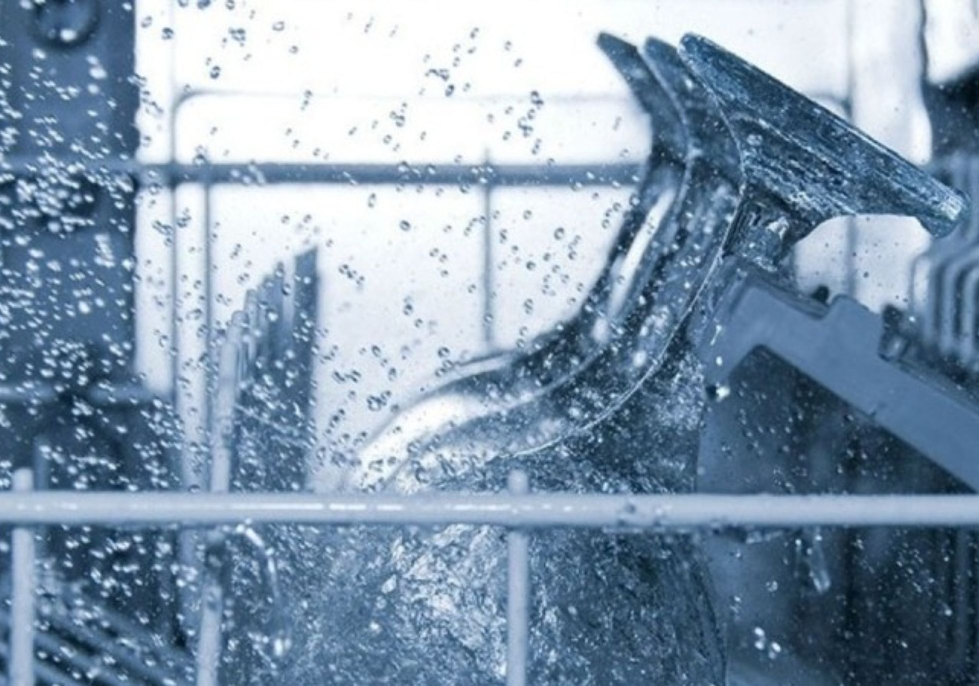 Στίγματα άλατα και θαμπάδα στα ποτήρια και τα πιάτα μετά το πλυντήριο πιάτων: Το φυσικό λαμπρυντικό που θα τα κάνει να αστράφτουν – Πλήρης Οδηγός