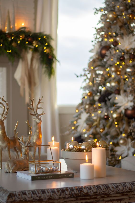 χρυσά-χριστουγεννιάτικα διακοσμητικά-και-κεριά-στο-τραπεζάκι-του-σαλονιού-ιδέες-