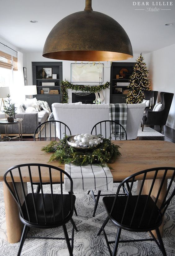 χριστουγεννιάτικος-δίσκος-με-φυσικά υλικά-στη-τραπεζαρία-ιδέες-