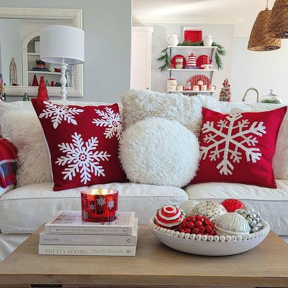 δίσκος-με-κόκκινες-και-ασημί-Χριστουγεννιάτικες μπάλες-ιδέες-
