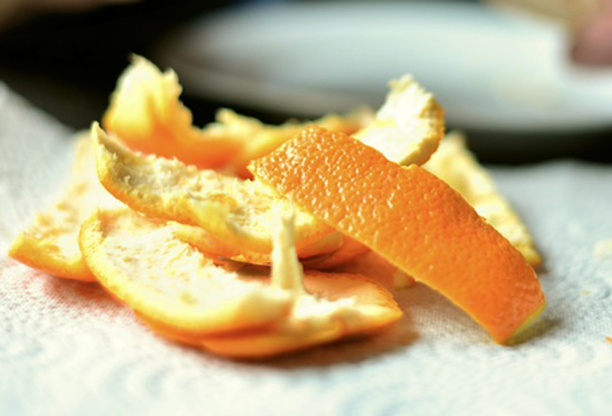 Το σπιτικό απολυμαντικό από φλούδες πορτοκαλιού που καθαρίζει και κάνει να λάμπει κάθε επιφάνεια του σπιτιού