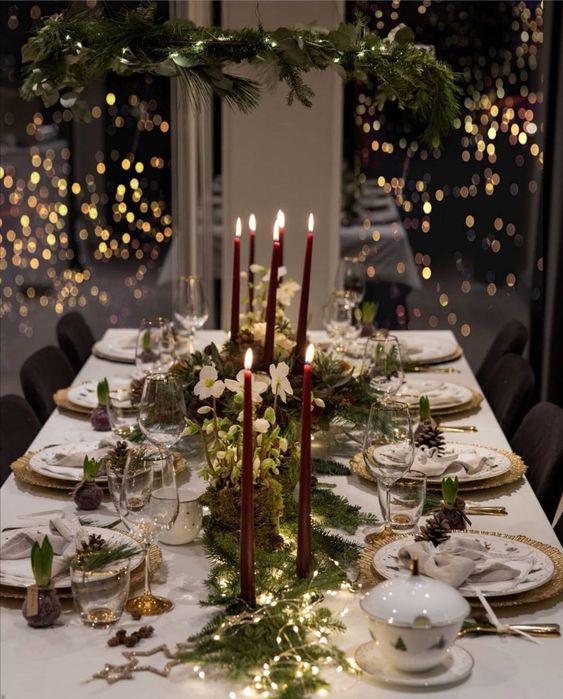 κεριά-με-γιρλάντες-από-φυσικά υλικά-στο-χριστουγεννιάτικο τραπέζι-ιδέες-