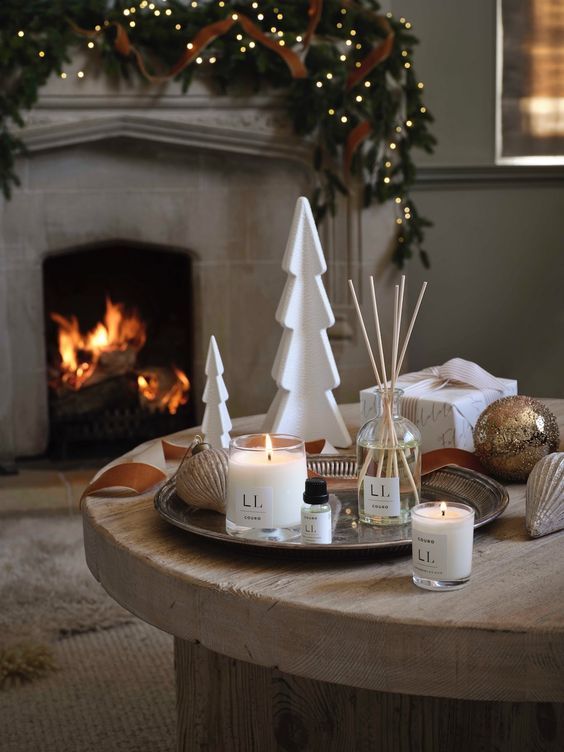 χριστουγεννιάτικα-κεριά-με-αρωματικά στικς-στον-χριστουγεννιάτικο-δίσκο-ιδέες- χριστουγεννιάτικα-κεριά-με-αρωματικά στικς-στον-χριστουγεννιάτικο-δίσκο-ιδέες-