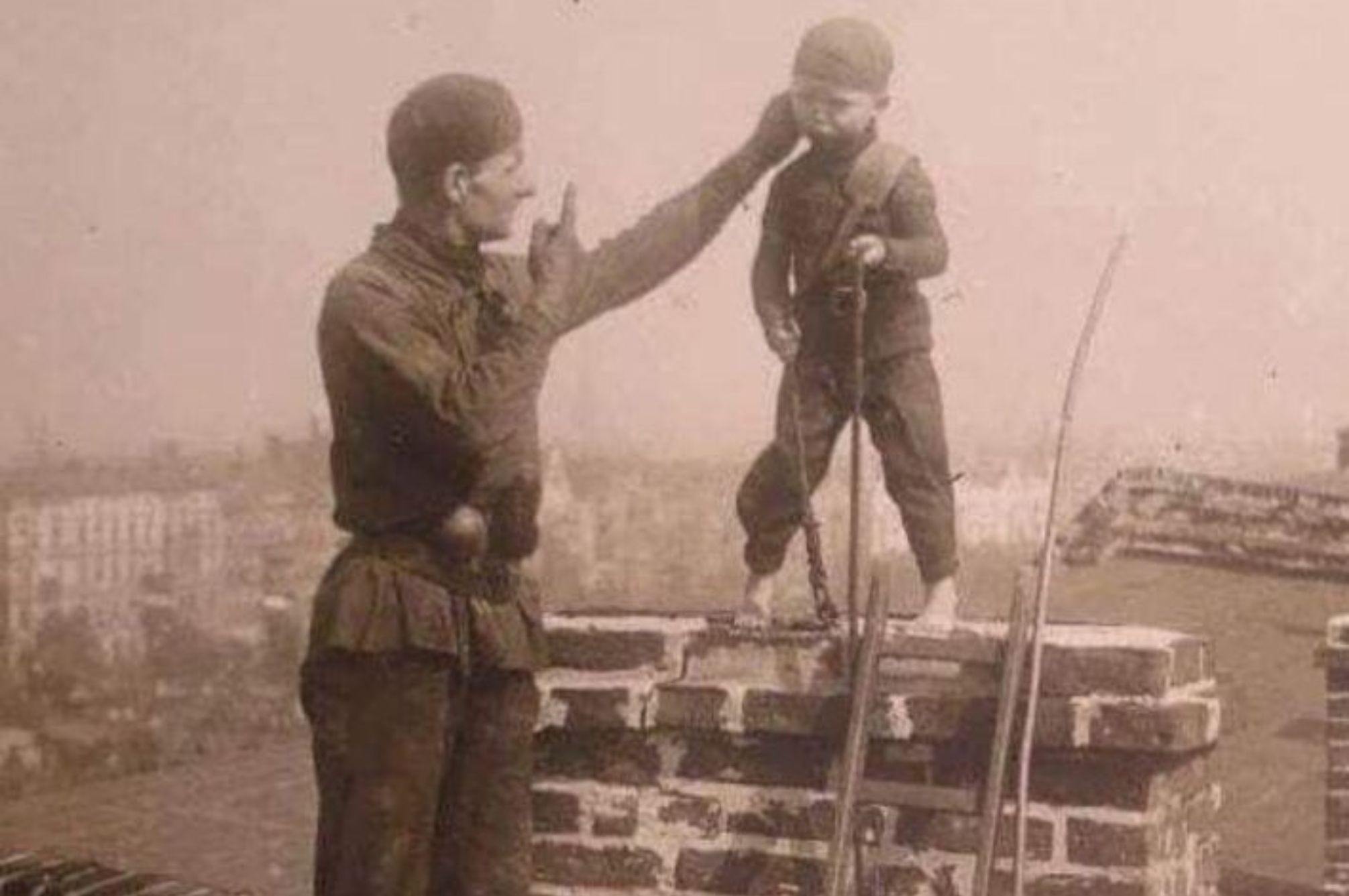 Τα παιδιά της καμινάδας: Η αληθινή ιστορία φρίκης των παιδιών που άφηναν νηστικά για να χωρούν στους στενούς σωλήνες και χιλιάδες από αυτά έπαθαν ασφυξία και πέθαναν μέσα στα βρόμικα λαγούμια