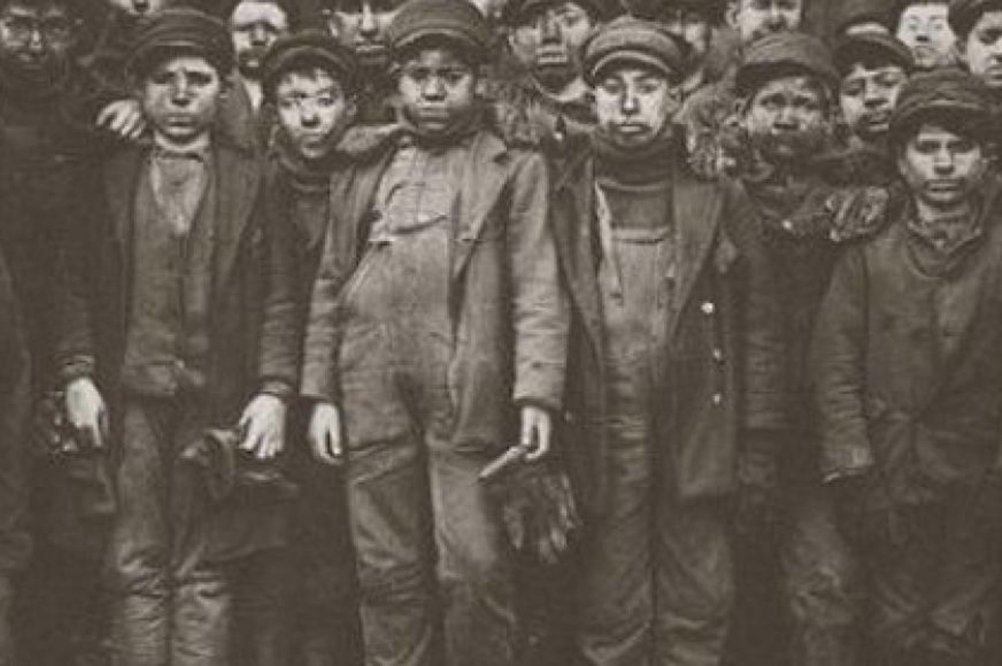 Τα παιδιά της καμινάδας: Η αληθινή ιστορία φρίκης των παιδιών που άφηναν νηστικά για να χωρούν στους στενούς σωλήνες και χιλιάδες από αυτά έπαθαν ασφυξία και πέθαναν μέσα στα βρόμικα λαγούμια