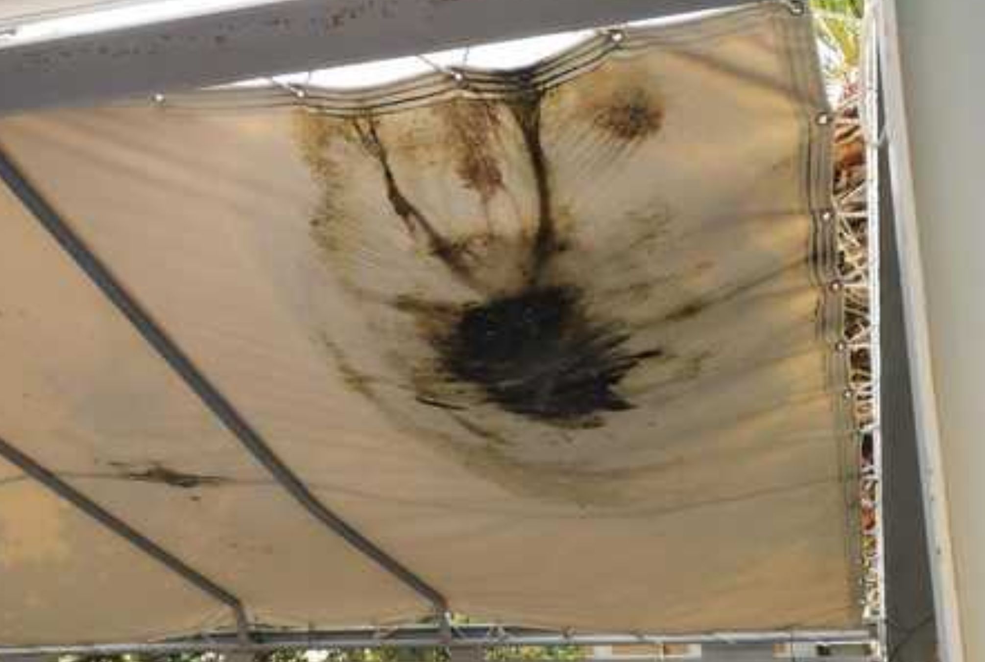 Τέντες: Προστατεύουν το σπίτι από ήλιο βροχή και χιόνια – Πότε όμως πρέπει να τις μαζεύουμε για να μην καταλήξουν κομμάτια;