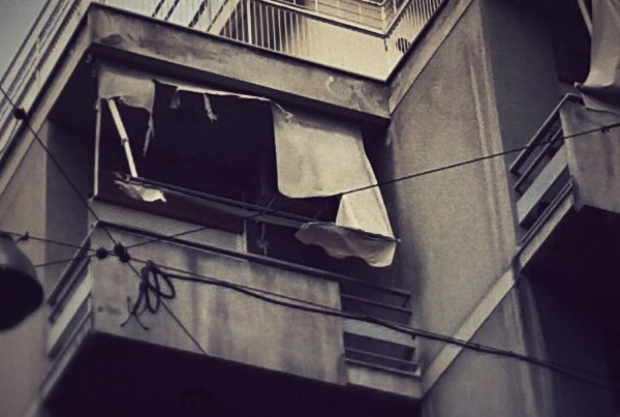 Τέντες: Προστατεύουν το σπίτι από ήλιο βροχή και χιόνια – Πότε όμως πρέπει να τις μαζεύουμε για να μην καταλήξουν κομμάτια;