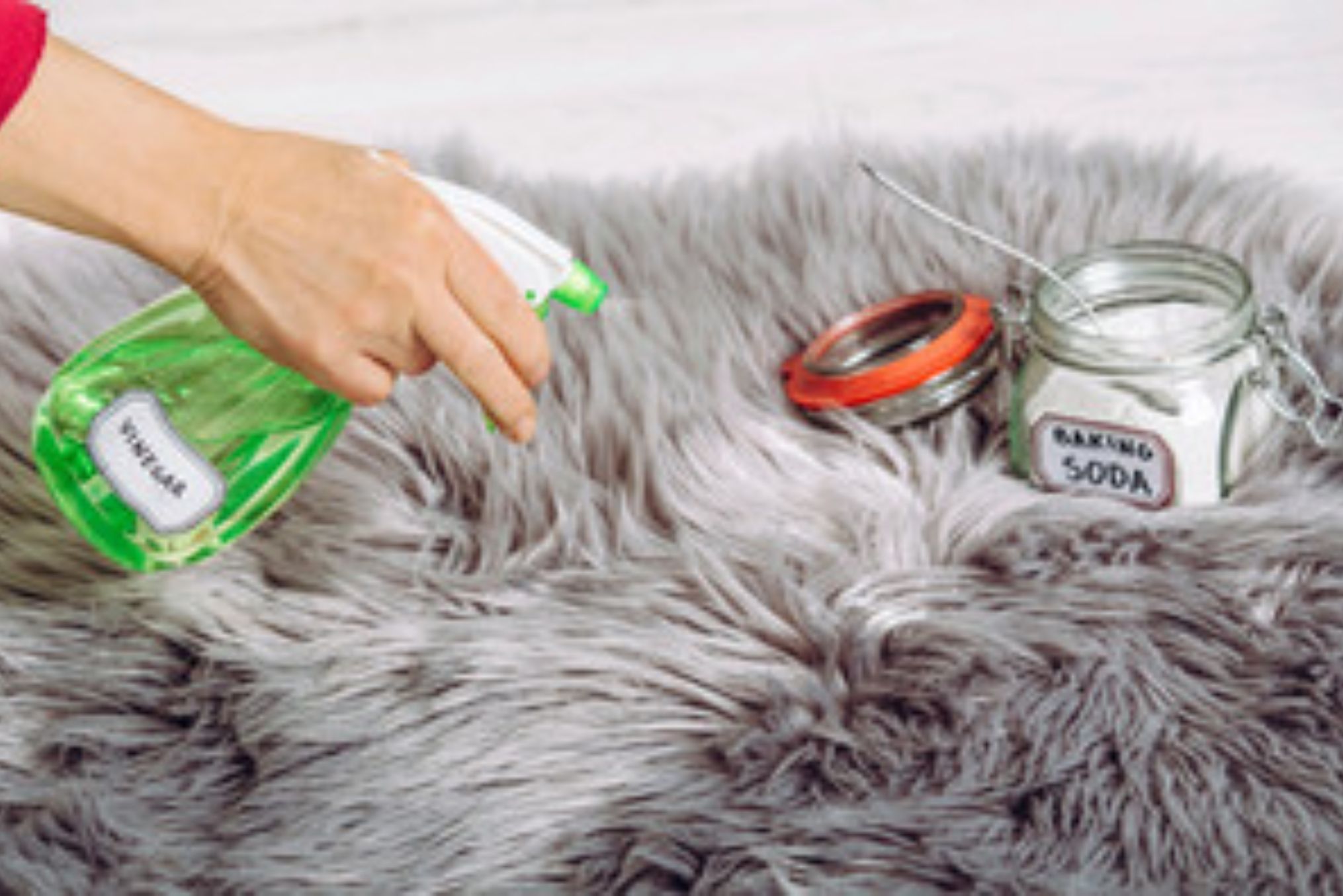 Άσχημη και βαριά μυρωδιά κλεισούρας και υγρασίας στα χαλιά: Κάντε τα να μοσχομυρίσουν εύκολα με απλά υλικά