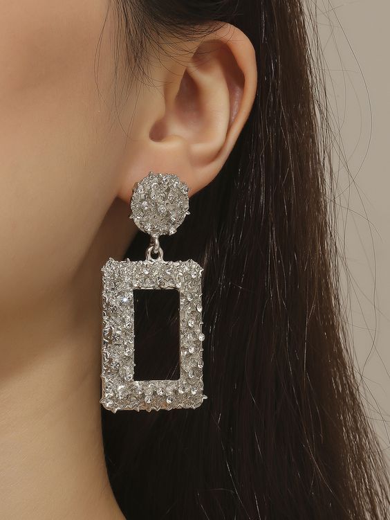 Μετά τη φωτιά : Η Μαρία Νεφέλη Δούκα φοράει το αξεσουάρ που πρέπει να αγοράσεις τα φετινά Χριστούγεννα