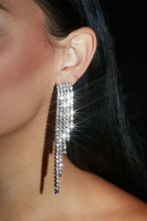 Μετά τη φωτιά : Η Μαρία Νεφέλη Δούκα φοράει το αξεσουάρ που πρέπει να αγοράσεις τα φετινά Χριστούγεννα