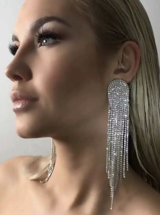 Μετά τη φωτιά : Η Μαρία Νεφέλη Δούκα φοράει το αξεσουάρ που πρέπει να αγοράσεις τα φετινά Χριστούγεννα