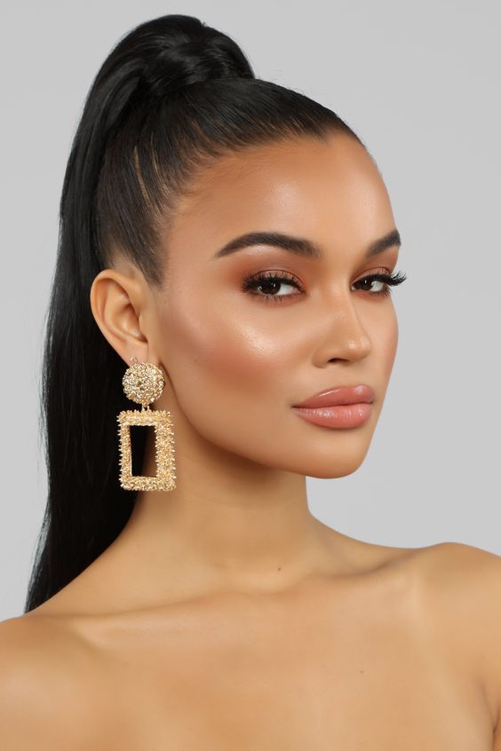 Μετά τη φωτιά : Η Μαρία Νεφέλη Δούκα φοράει το αξεσουάρ που πρέπει να αγοράσεις τα φετινά Χριστούγεννα