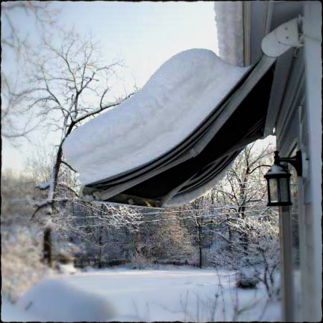 Τέντες: Προστατεύουν το σπίτι από ήλιο βροχή και χιόνια – Πότε πρέπει να τις μαζεύουμε για να μη σκιστουν