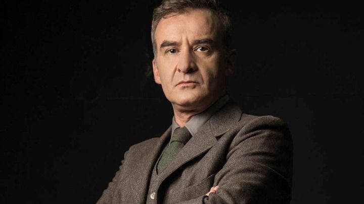 Το Ναυάγιο: Η Λαμπρινή τηλεφωνεί στην αυλή και μιλά με τον Πέτρο