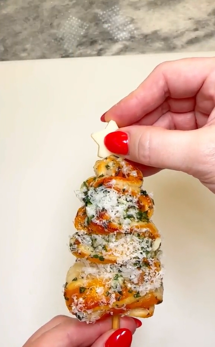 πιτσάκια-σε-σχήμα-χριστουγεννιάτικο δέντρο-συνταγή- πιτσάκια-σε-σχήμα-χριστουγεννιάτικο δέντρο-συνταγή-