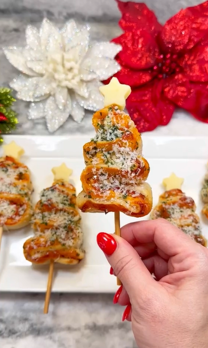 πιτσάκια-σε-σχήμα-χριστουγεννιάτικο δέντρο-συνταγή- πιτσάκια-σε-σχήμα-χριστουγεννιάτικο δέντρο-συνταγή-