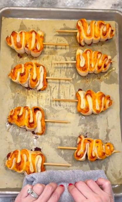 πιτσάκια-σε-σχήμα-χριστουγεννιάτικο δέντρο-συνταγή- πιτσάκια-σε-σχήμα-χριστουγεννιάτικο δέντρο-συνταγή-