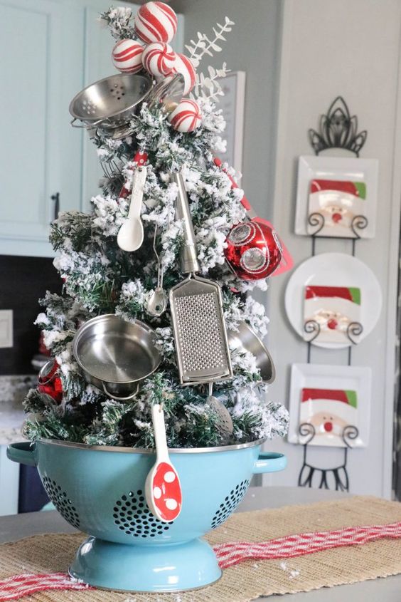 κουζινικά-σκεύη-στο-χριστουγεννιάτικο-δέντρο-στη-κουζίνα-ιδέες-