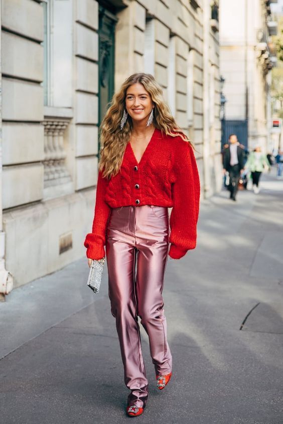 ροζ παντελόνι-σε-μεταλλικά χρώματα-με-κόκκινο πουλόβερ-ιδέες-