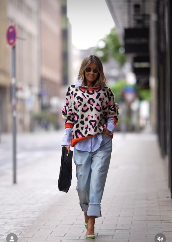 animal print-πουλόβερ-με-τζιν-παντελόνι-ιδέες-