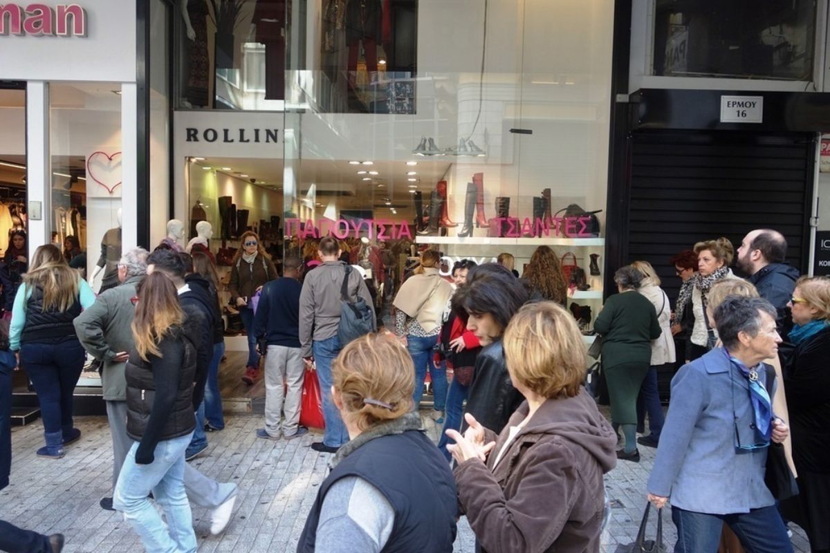 Εορταστικό ωράριο Χριστουγέννων: Ποιες μέρες και ώρες θα είναι κλειστά τα μαγαζιά