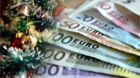 Στη Βουλή τροπολογία για έκτακτο επίδομα Χριστουγέννων: Ποιοι δικαιούνται από 150 έως 200 ευρώ – Πότε θα γίνουν οι πληρωμές