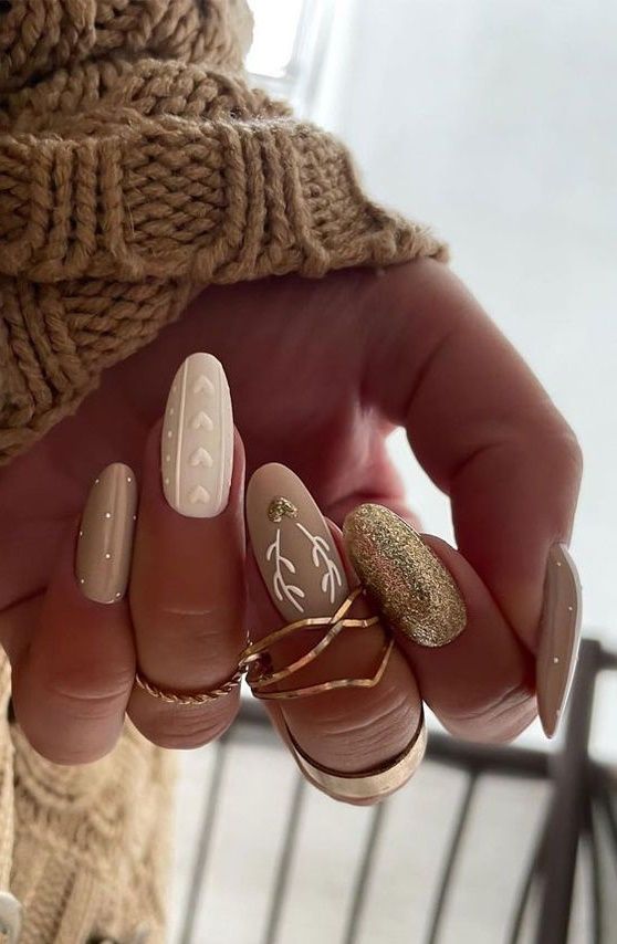 15 ιδέες για nude Χριστουγεννιάτικα νύχια με γιορτινά σχέδια