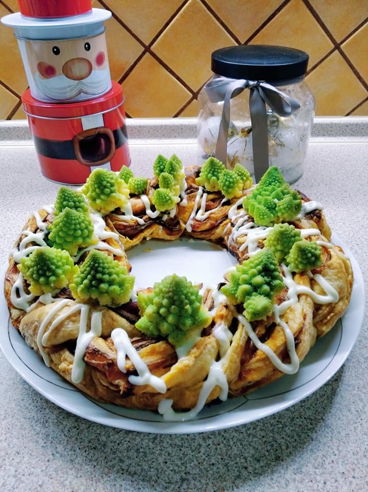 Γιορτινή ζαμπονοτυρόπιτα με μπεσαμέλ σε σχήμα στεφάνι