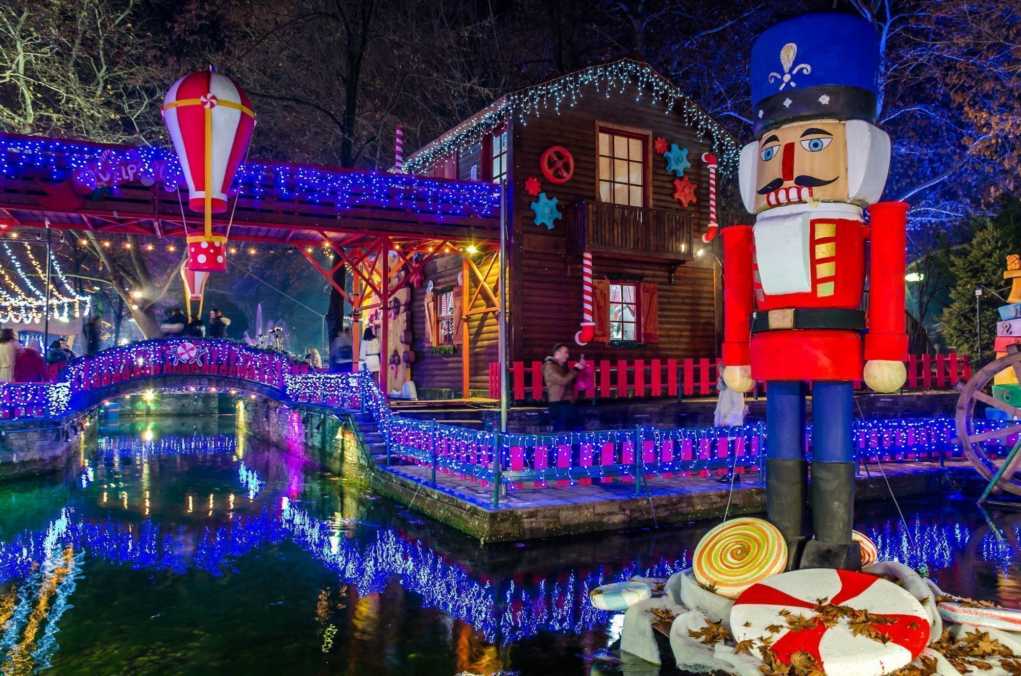 Xριστούγεννα με παιδιά: Αυτά είναι τα μέρη της Ελλάδας που πρέπει να επισκεφθείς