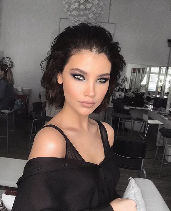 επιμελώς-ατημέλητο-χτένισμα-σε-κοντά-μαλλιά-ιδέες-