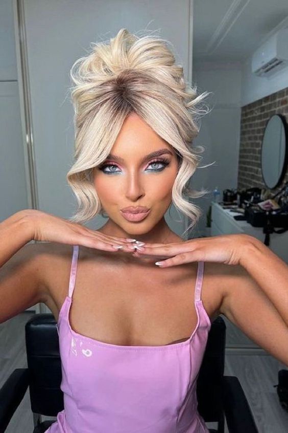 ιδέες-για-επίσημα χτενίσματα-σε-μακριά-κοντά-και-μεσαία-μαλλιά-Χριστούγεννα 2023-Χριστουγεννιάτικο ρεβεγιόν 2023-