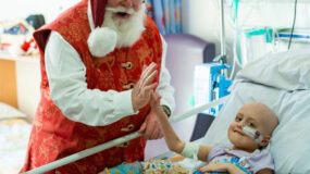 Χριστούγεννα μέρες αγάπης χαράς και γιορτής κάνε μία προσευχή για τα παιδιά που περιμένουν τον Άγιο Βασίλη στο νοσοκομείο