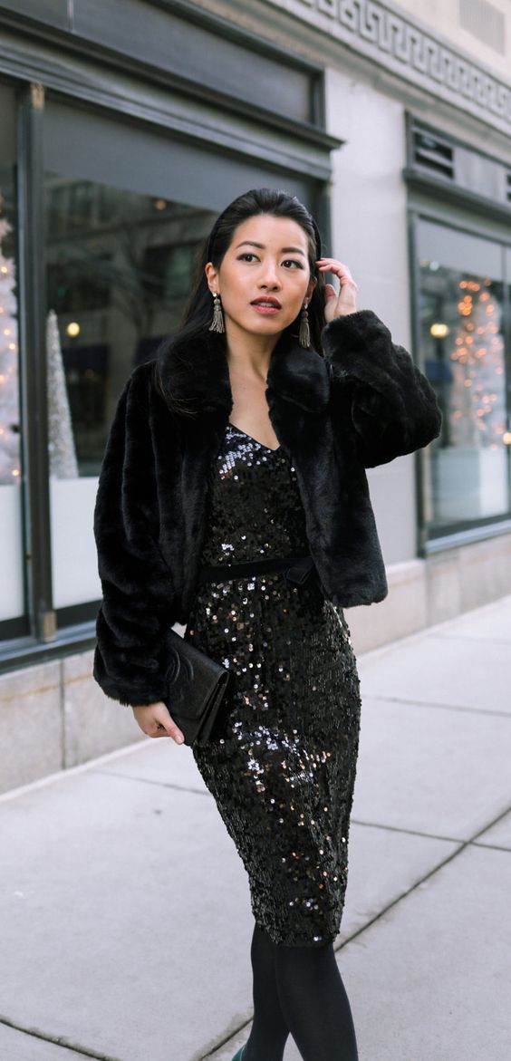 midi-μαύρο φόρεμα-με-παγιέτα-και-γούνινο πανωφόρι-ιδέες-