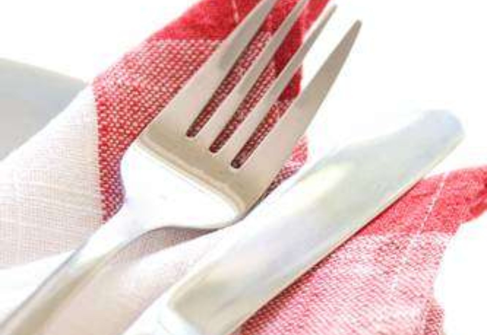 Άλατα στίγματα και θαμπάδα στα μαχαιροπίρουνα: Κάντε τα να αστράφτουν σαν καινούρια για το Χριστουγεννιάτικο τραπέζι