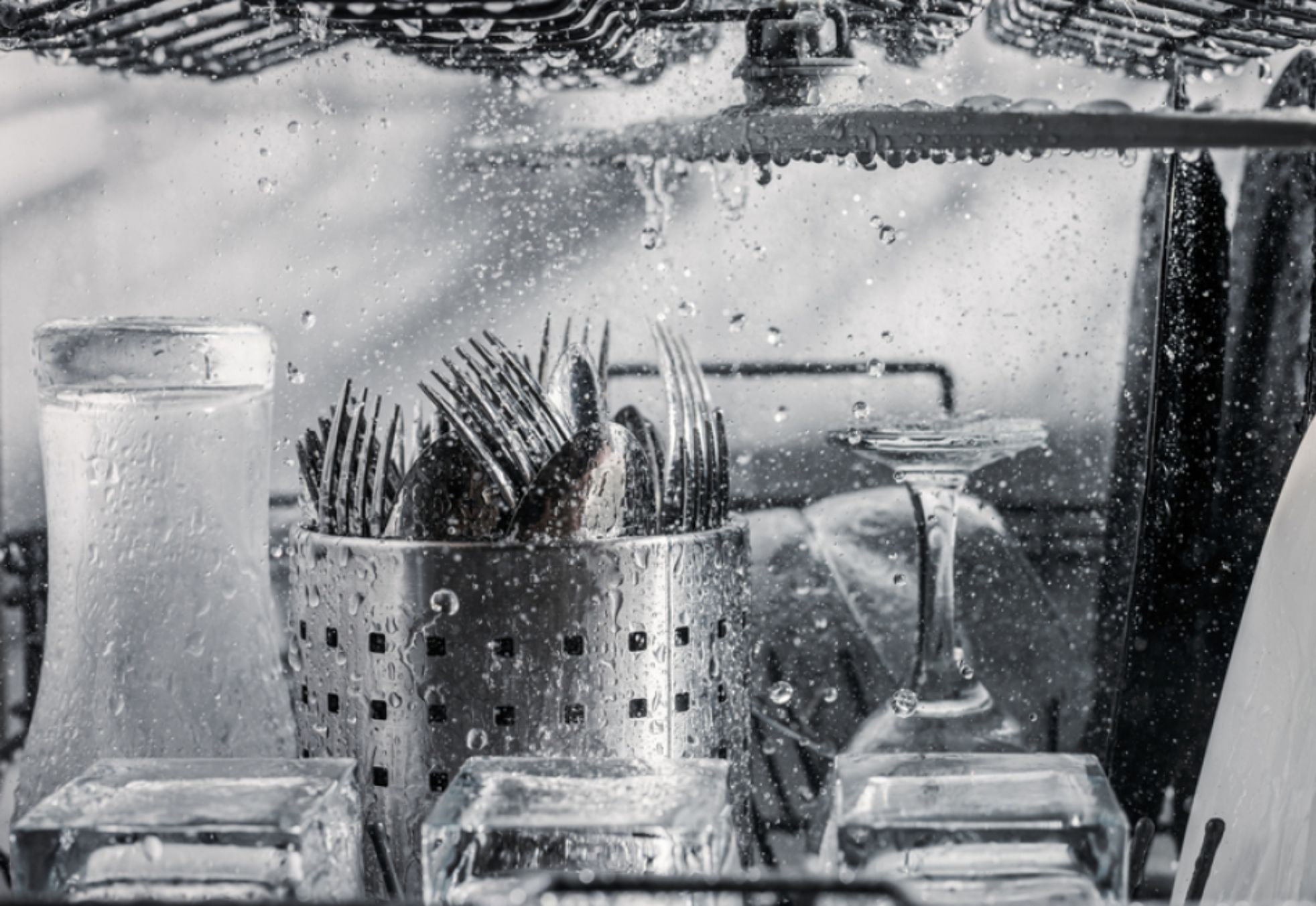 Άλατα στίγματα και θαμπάδα στα μαχαιροπίρουνα: Κάντε τα να αστράφτουν σαν καινούρια για το Χριστουγεννιάτικο τραπέζι