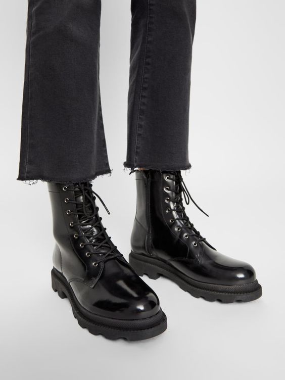 Η Κατερίνα Λέχου απο την Μάγισσα με τα παπούτσια που θα φορέσουμε όλες στις Χριστουγεννιατικες βόλτες μας στα μαγαζιά