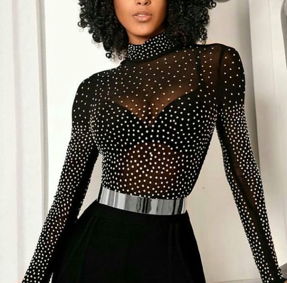 H Aργυρώ Βρουλάκη ποζάρει με Top glamorous στιλ και είναι έτοιμη για τις γιορτές των Χριστουγέννων