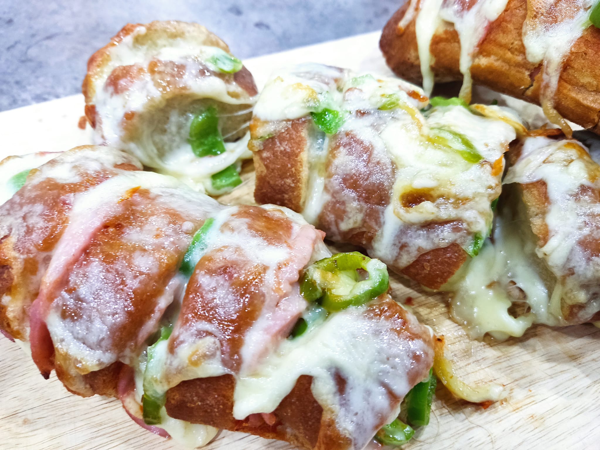 γεμιστές-μπαγκέτες-με-πέστο-τυριά-και-αλλαντικά-συνταγή-