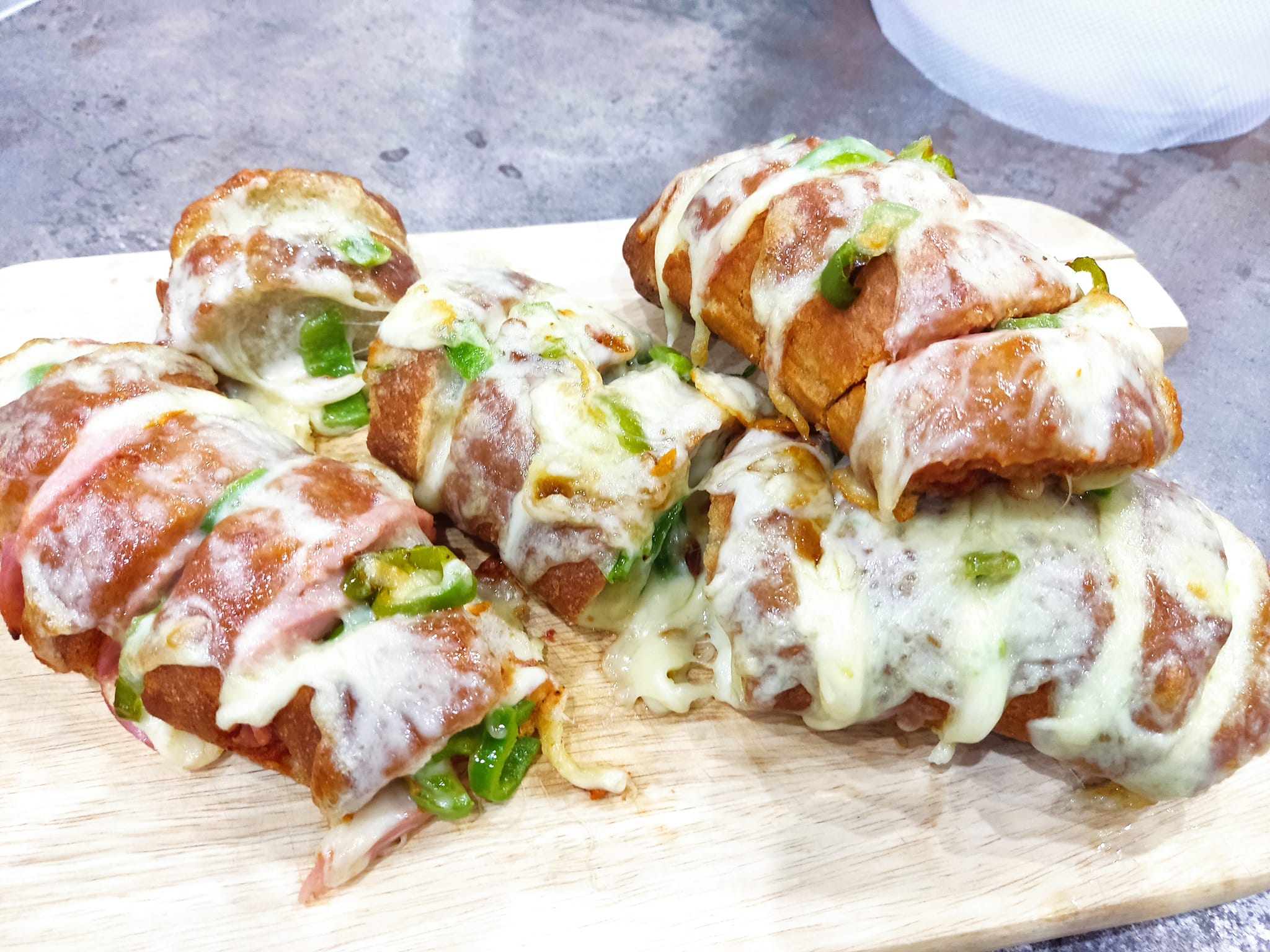 γεμιστές-μπαγκέτες-με-πέστο-τυριά-και-αλλαντικά-συνταγή-