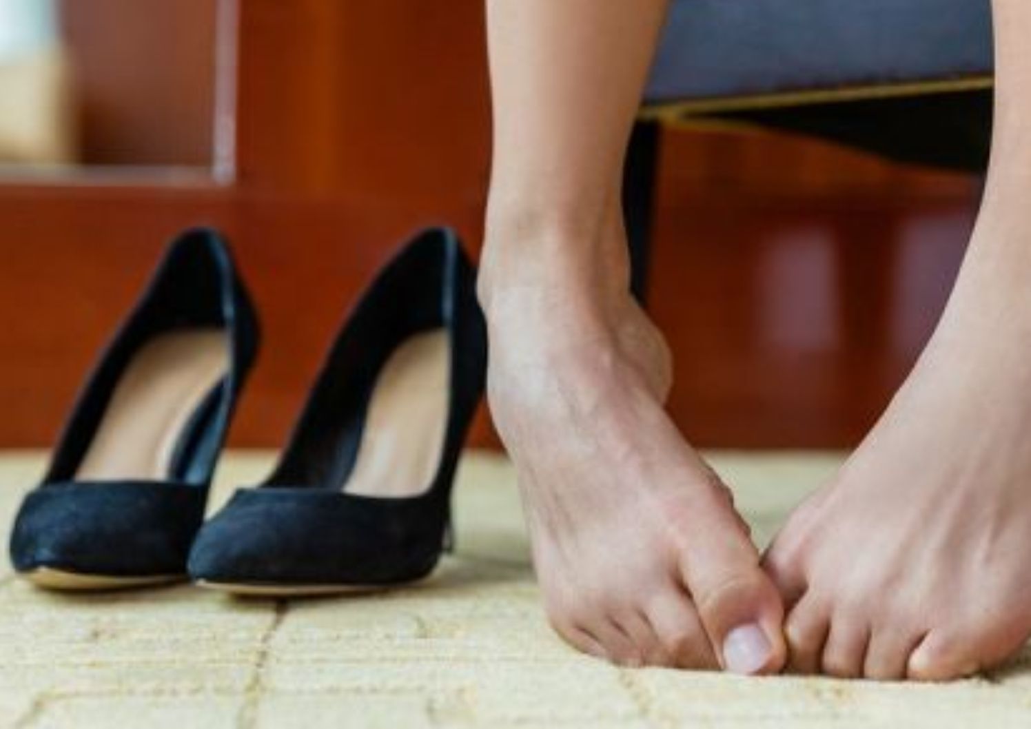 Πώς να περπατήσεις πάνω σε ψηλοτάκουνα; –  Στυλίστας αποκαλύπτει όλα τα μυστικά