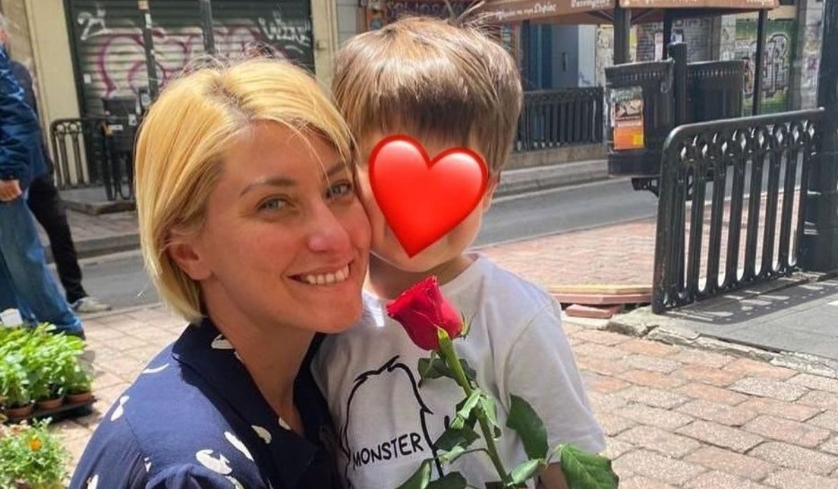 Σία Κοσιώνη: Στόλισε το Xριστουγεννιάτικο δέντρο στον ΣΚΑΙ μαζί με τον γιο της