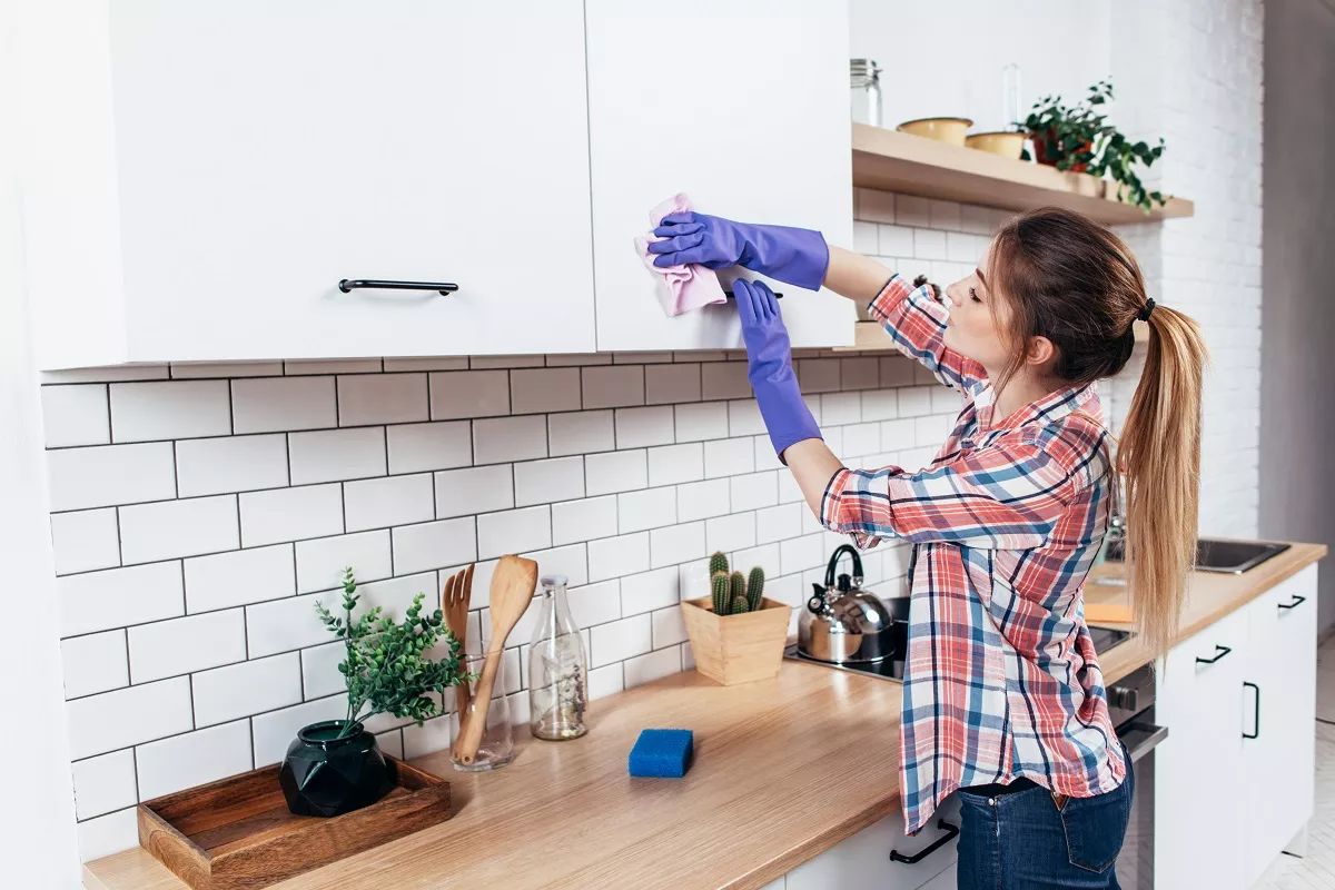 Καθαρισμός ντουλαπιών κουζίνας : 7 λάθη που πρέπει να αποφεύγετε