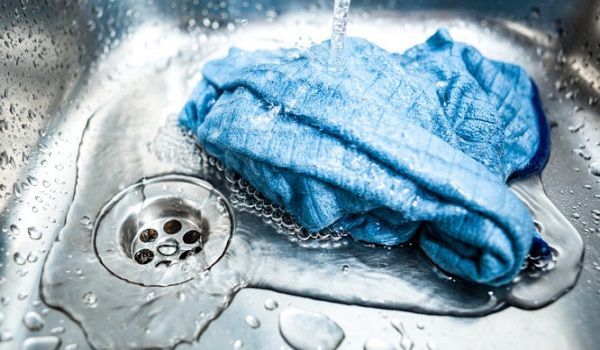 Καθαρισμός ντουλαπιών κουζίνας : 7 λάθη που πρέπει να αποφεύγετε