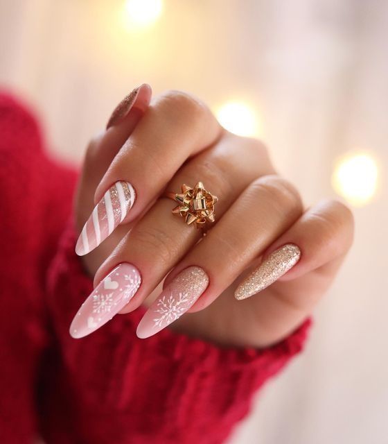 ιδέες-για-χριστουγεννιάτικα-νύχια-με-γκλίτερ-στρας-και-χριστουγεννιάτικα σχέδια-Χριστούγεννα 2023-