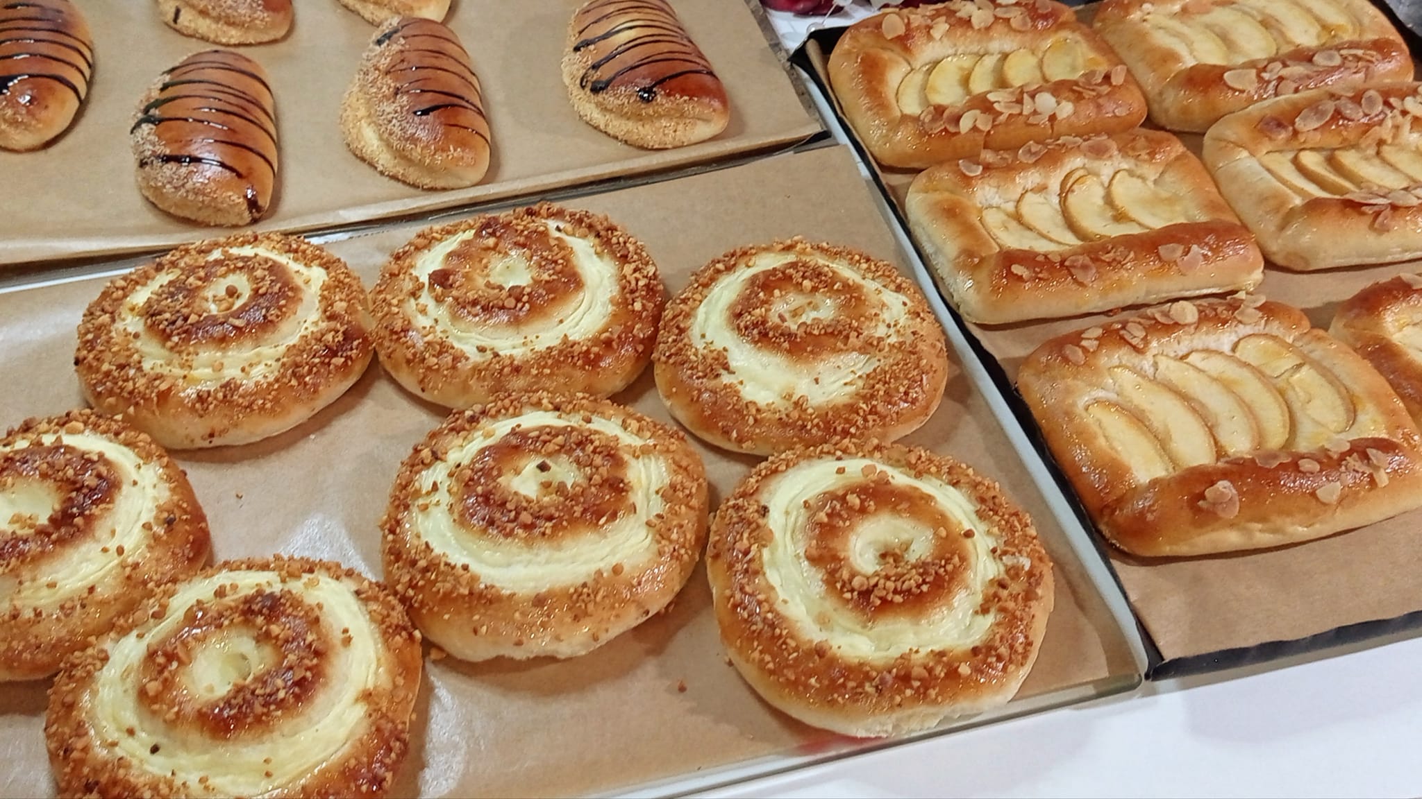 αφράτα-ψωμάκια-με-κρέμα-συνταγή-